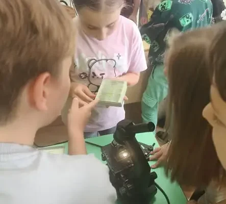 Uczniowie klasy 4b odkrywali świat mikroskopii na lekcji przyrody