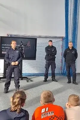 Policjanci odwiedzili szkołę. Rozmawiali o demoralizacji, cyberprzemocy i e-papierosach