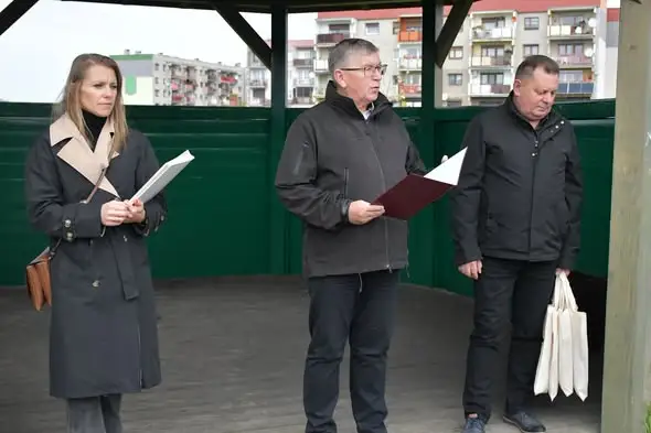 Góra: Wspólne sadzenie drzew na Osiedlu Kazimierza Wielkiego
