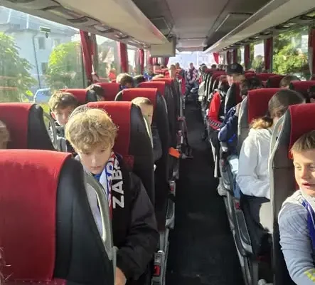 Młodzi piłkarze z Jemielnicy na meczu Ekstraklasy dzięki sponsorowi