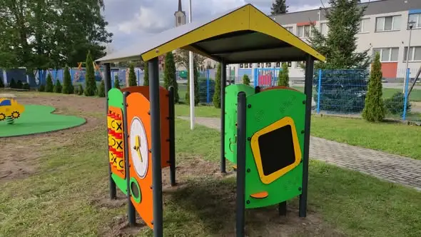 Nowe urządzenia i syntetyczna nawierzchnia na placu zabaw przy żłobku w Górze
