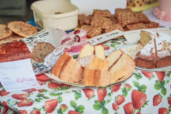 Kiermasz ciast w Jemielnie – dziś pod kościołem, dochód na wymianę ogrodzenia cmentarza